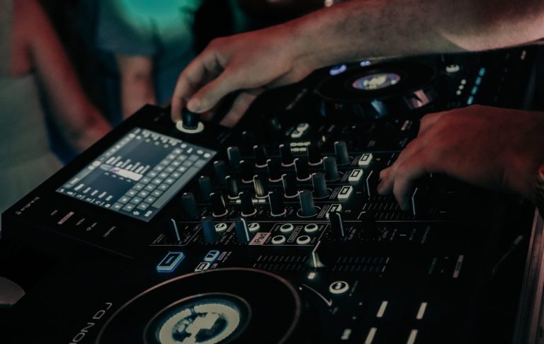 DJ Stummer | Profi-DJ für eure Hochzeit!
