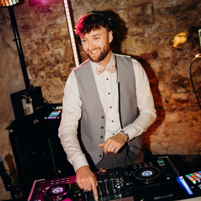 DJ Stummer - Dein Premium DJ für exclusive Events! Immer am Lachen - DJ Stummer jetzt buchen